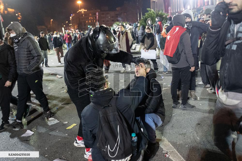 Protest in Istanbul over jailing of Erdogan's main rival