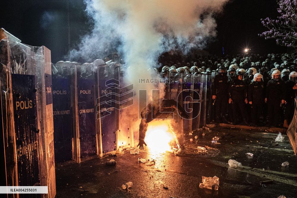 Protest in Istanbul over jailing of Erdogan's main rival