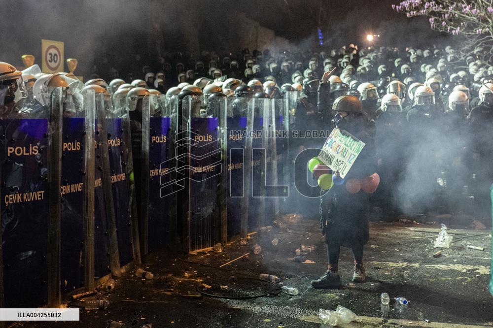 Protest in Istanbul over jailing of Erdogan's main rival
