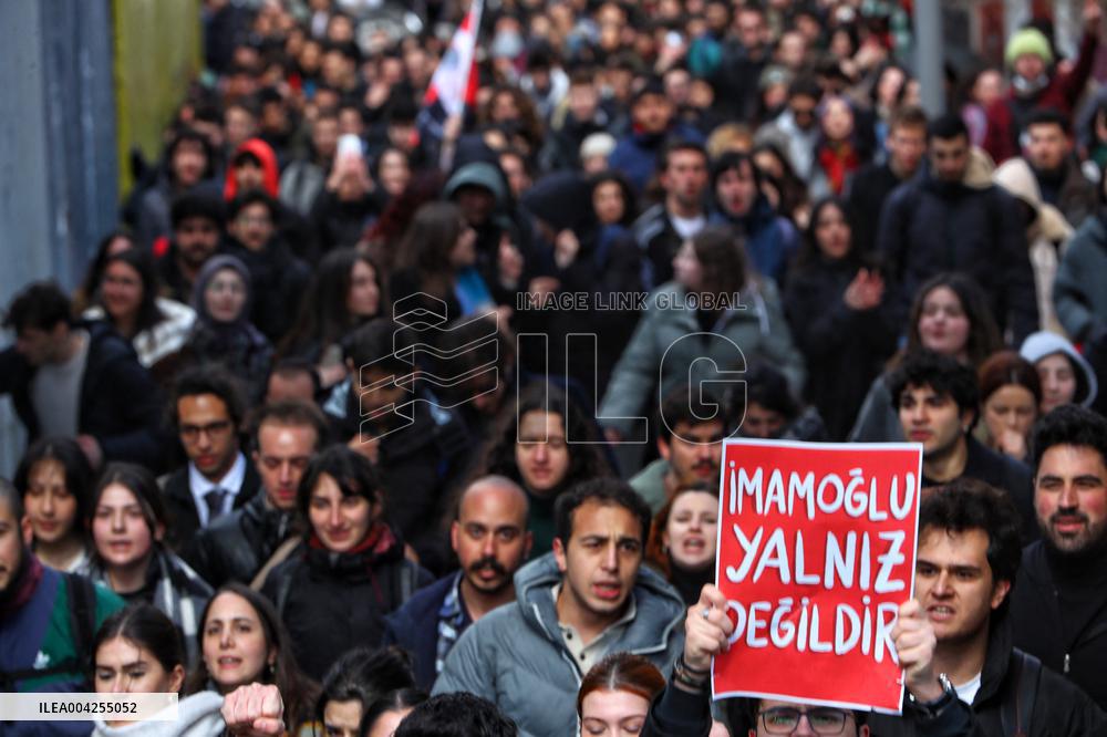 Protest in Istanbul over jailing of Erdogan's main rival