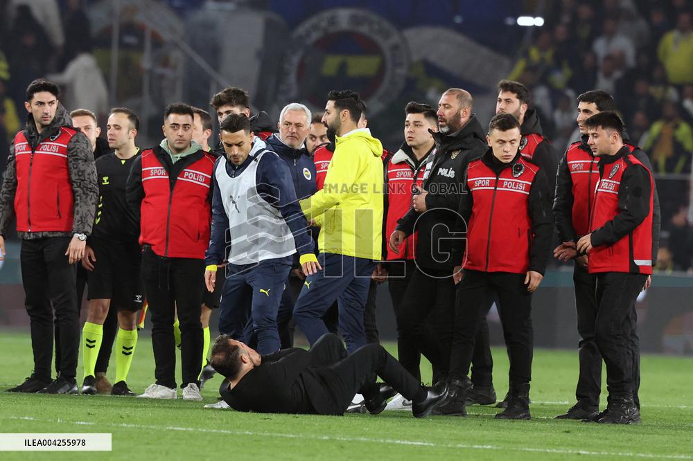 Mourinho grabs Galatasaray manager's nose after Fenerbahce defeat in Istanbul