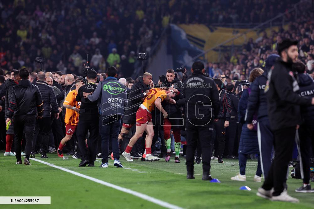 Mourinho grabs Galatasaray manager's nose after Fenerbahce defeat in Istanbul