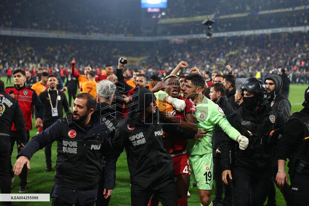 Mourinho grabs Galatasaray manager's nose after Fenerbahce defeat in Istanbul
