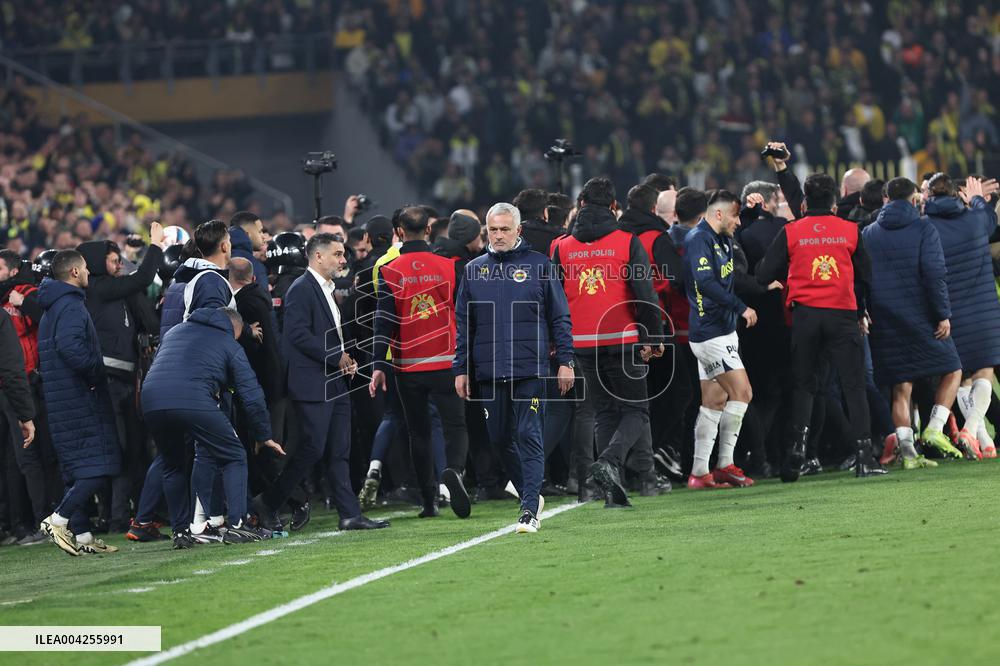 Mourinho grabs Galatasaray manager's nose after Fenerbahce defeat in Istanbul