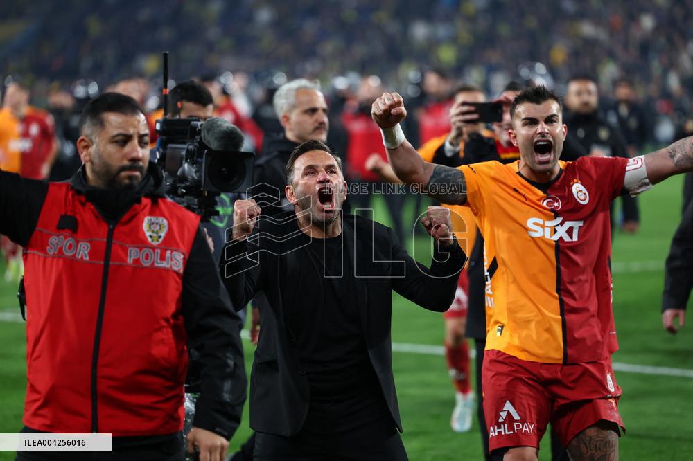 Mourinho grabs Galatasaray manager's nose after Fenerbahce defeat in Istanbul