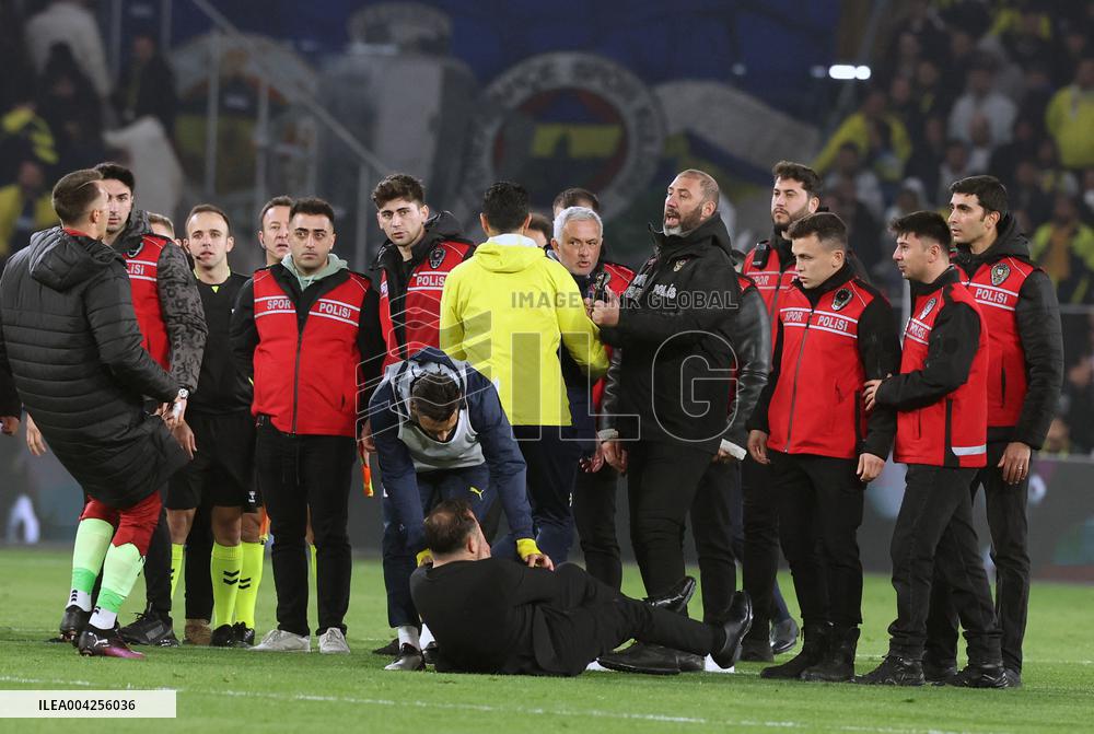 Mourinho grabs Galatasaray manager's nose after Fenerbahce defeat in Istanbul