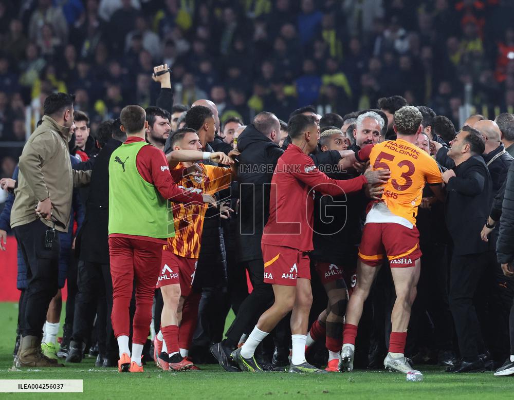 Mourinho grabs Galatasaray manager's nose after Fenerbahce defeat in Istanbul