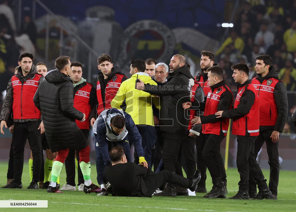 Mourinho grabs Galatasaray manager's nose after Fenerbahce defeat in Istanbul