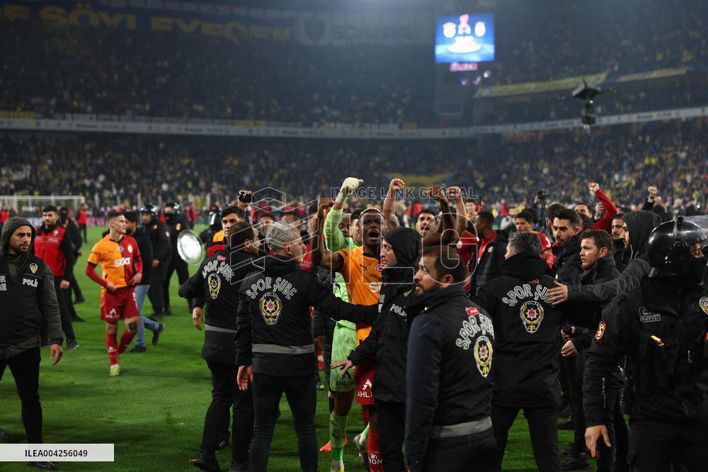 Mourinho grabs Galatasaray manager's nose after Fenerbahce defeat in Istanbul