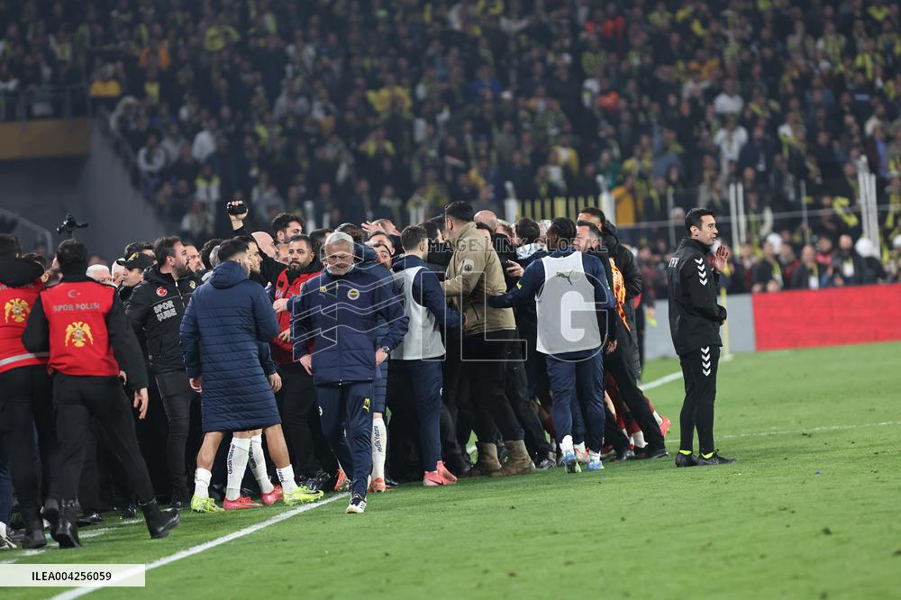 Mourinho grabs Galatasaray manager's nose after Fenerbahce defeat in Istanbul