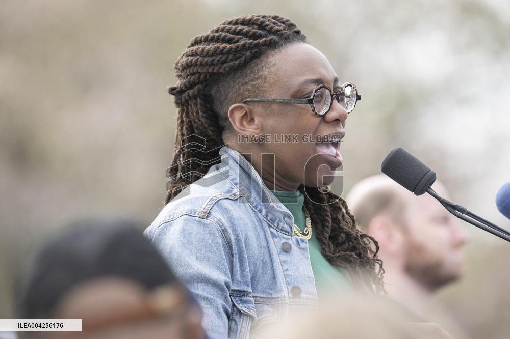 Protestors rally in support of Planned Parenthood, in front of the Supreme Court