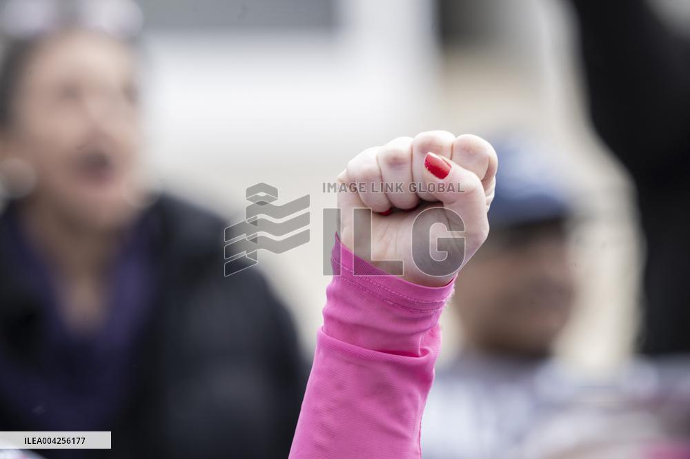 Protestors rally in support of Planned Parenthood, in front of the Supreme Court