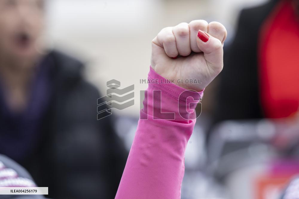 Protestors rally in support of Planned Parenthood, in front of the Supreme Court