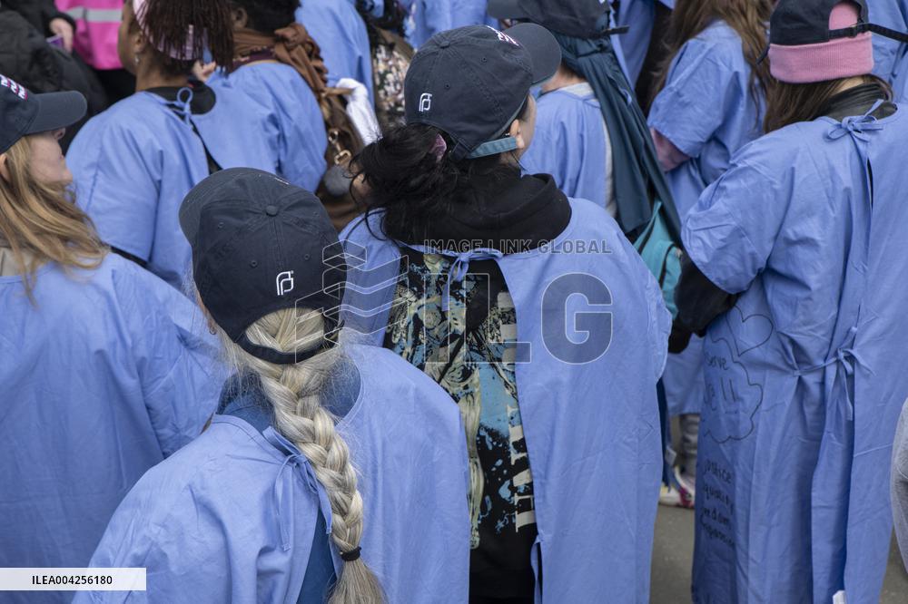 Protestors rally in support of Planned Parenthood, in front of the Supreme Court