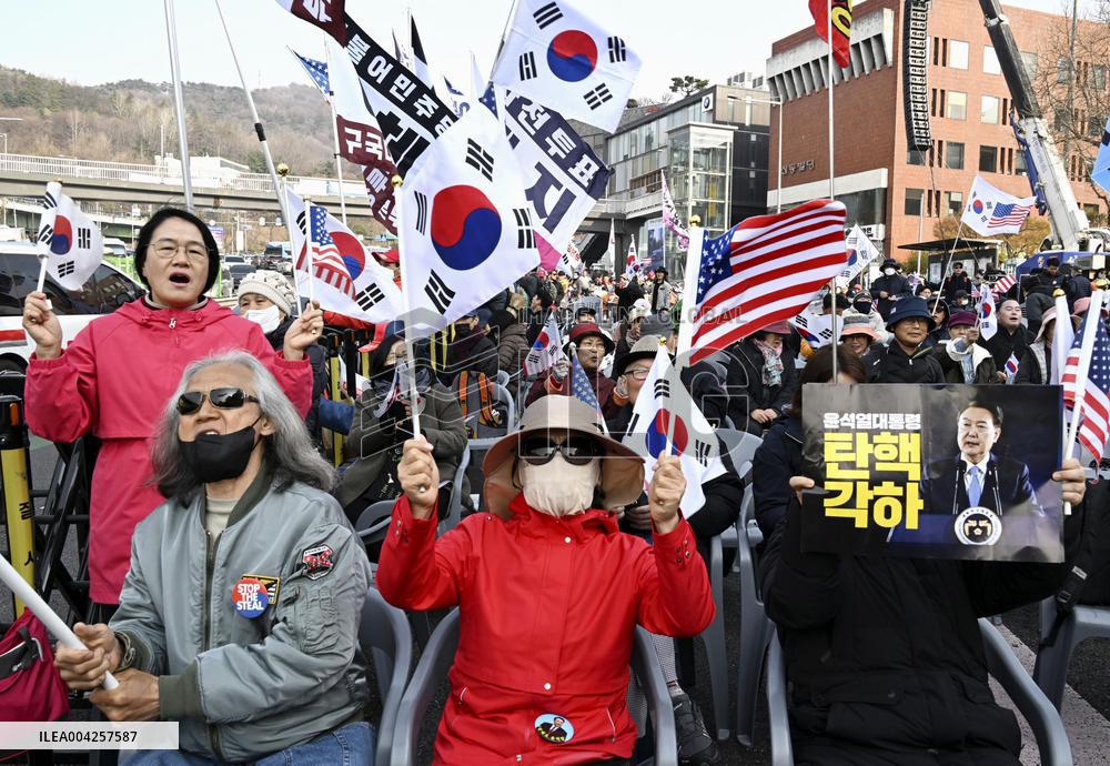 Rally near presidential office in Seoul