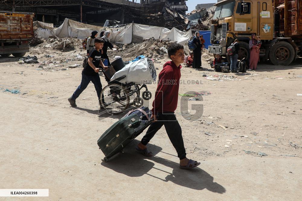 Gaza Faces Famine as Bakeries Close, Aid Stalls