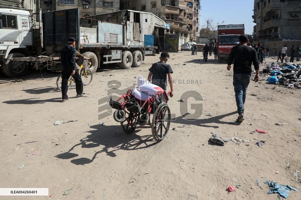 Gaza Faces Famine as Bakeries Close, Aid Stalls