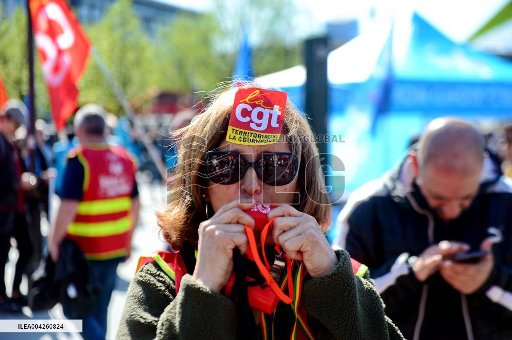 Civil Service Unions Rally in Front of Finance Ministry - Paris