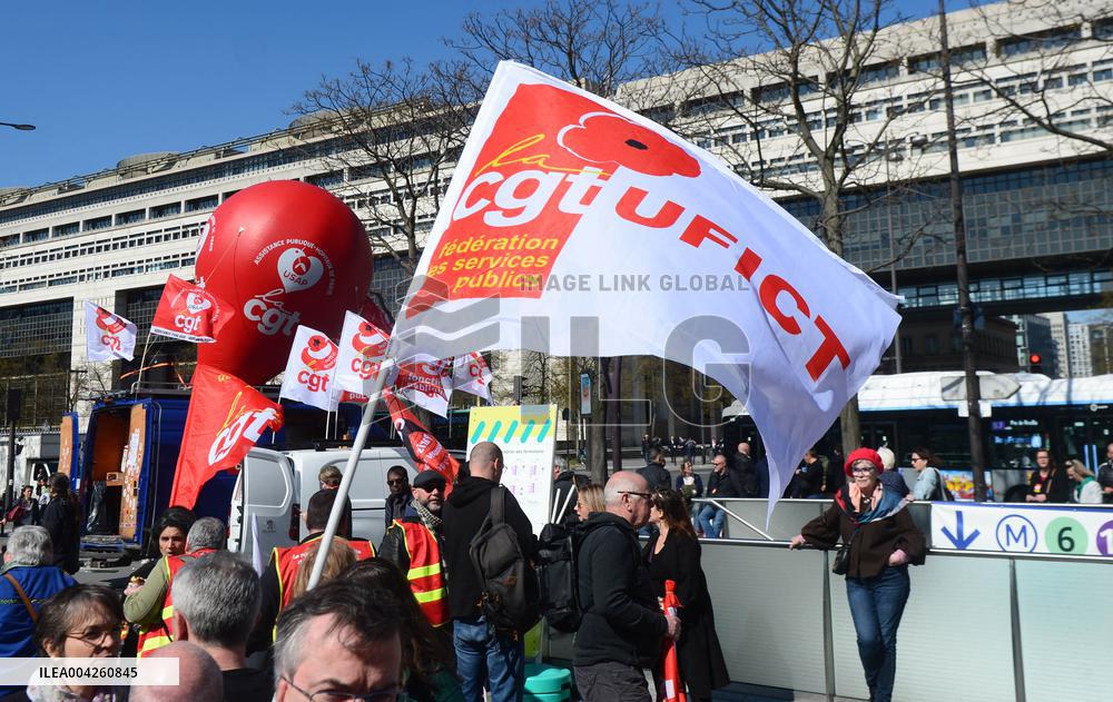 Civil Service Unions Rally in Front of Finance Ministry - Paris