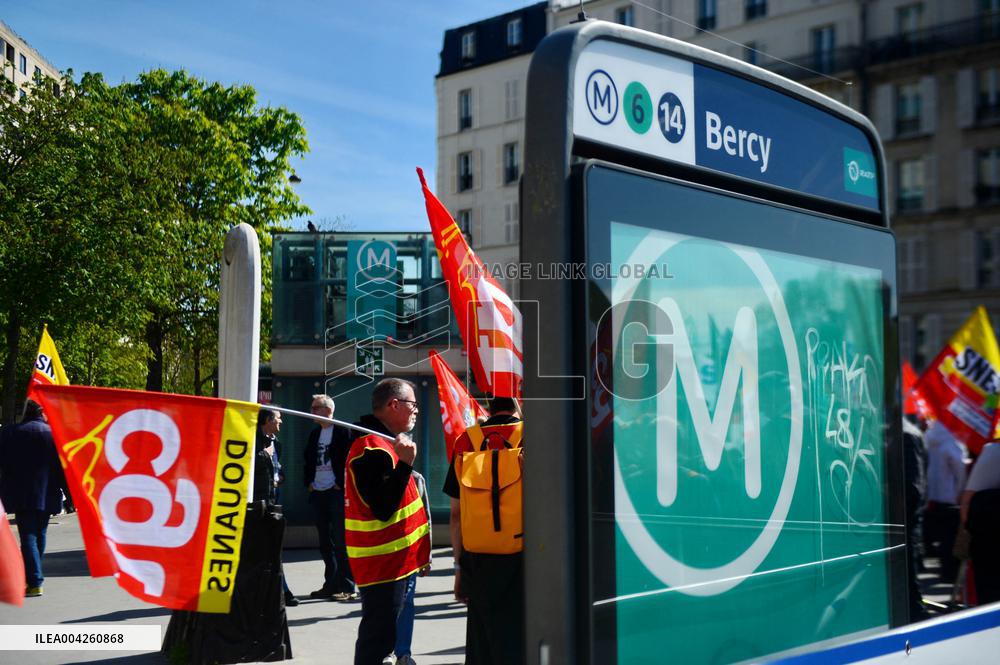 Civil Service Unions Rally in Front of Finance Ministry - Paris