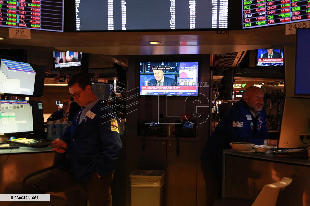 Markets Volatile From Trump Tariiffs on Wall Street - NYC