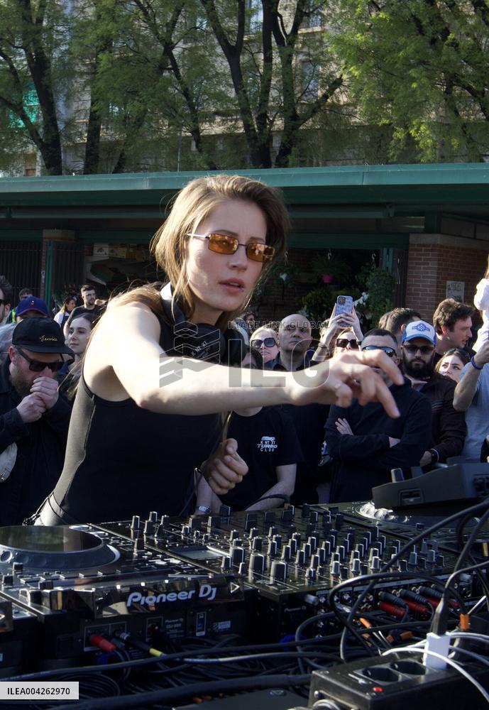 Charlotte De Witte Performs Free Outdoor Set - Milan
