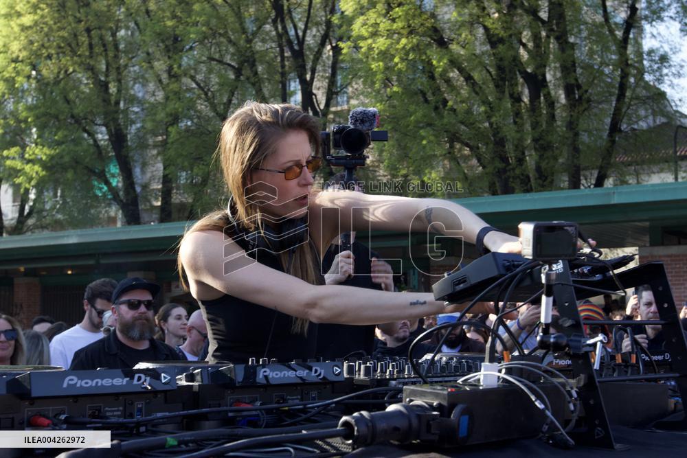 Charlotte De Witte Performs Free Outdoor Set - Milan
