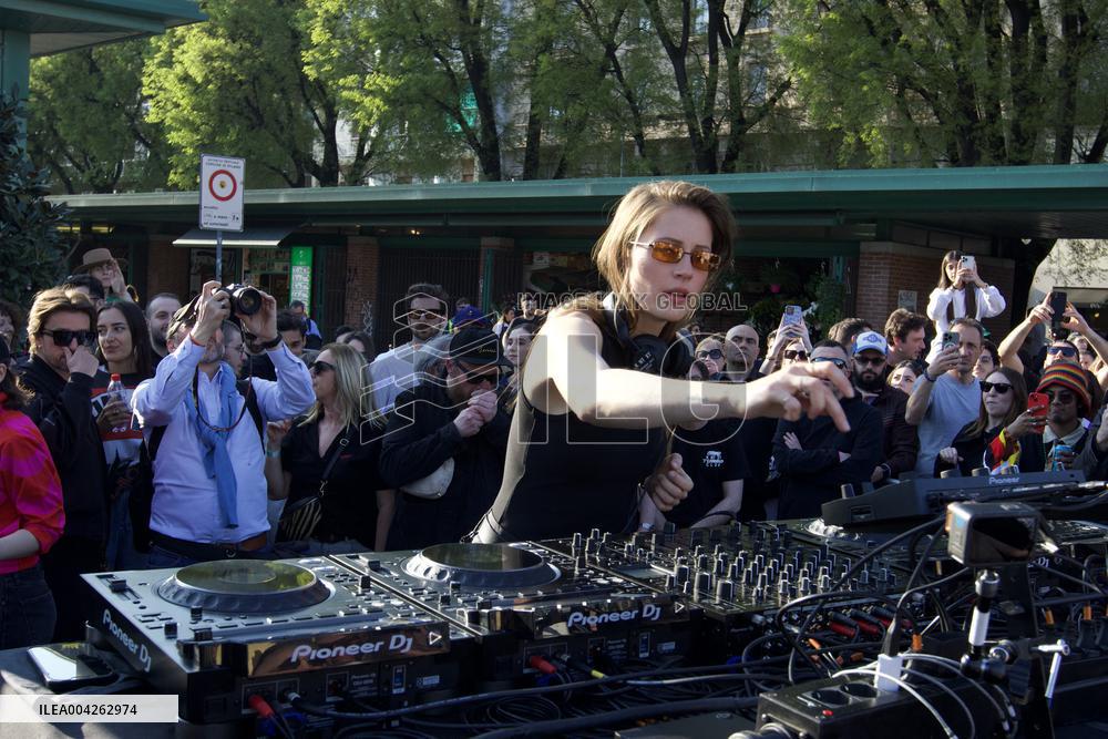 Charlotte De Witte Performs Free Outdoor Set - Milan