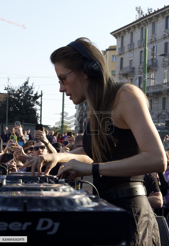 Charlotte De Witte Performs Free Outdoor Set - Milan