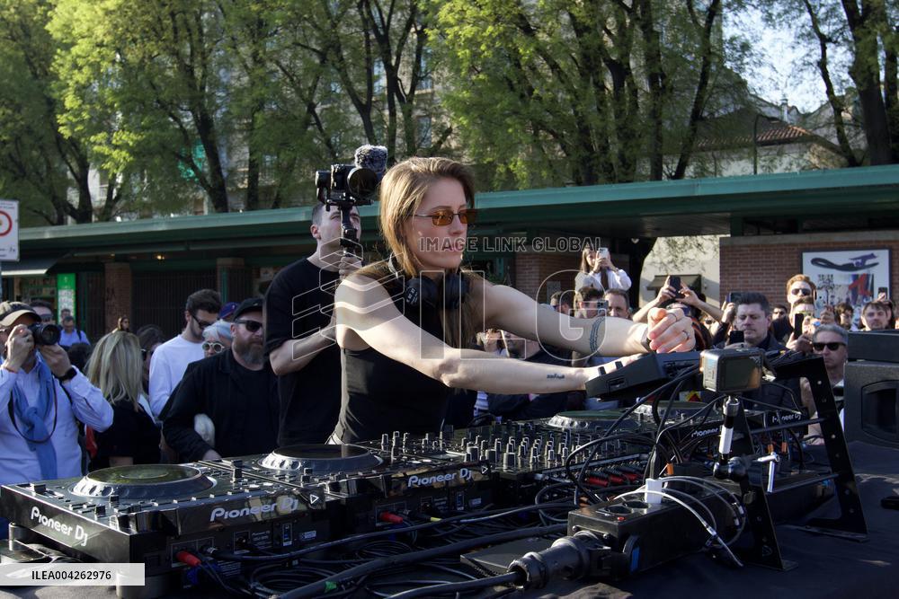 Charlotte De Witte Performs Free Outdoor Set - Milan