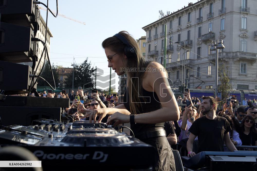 Charlotte De Witte Performs Free Outdoor Set - Milan