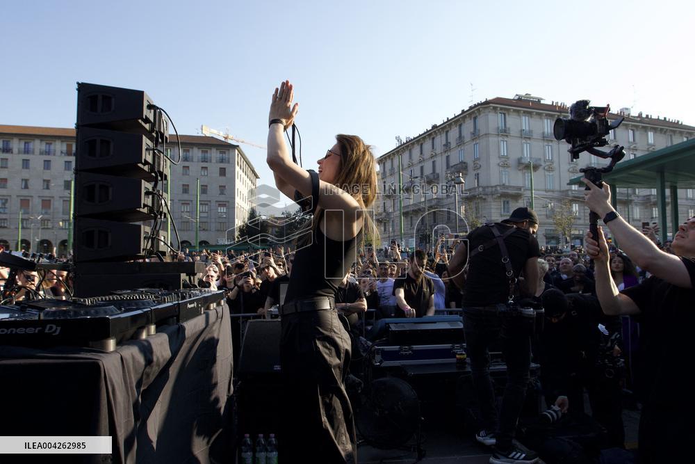 Charlotte De Witte Performs Free Outdoor Set - Milan