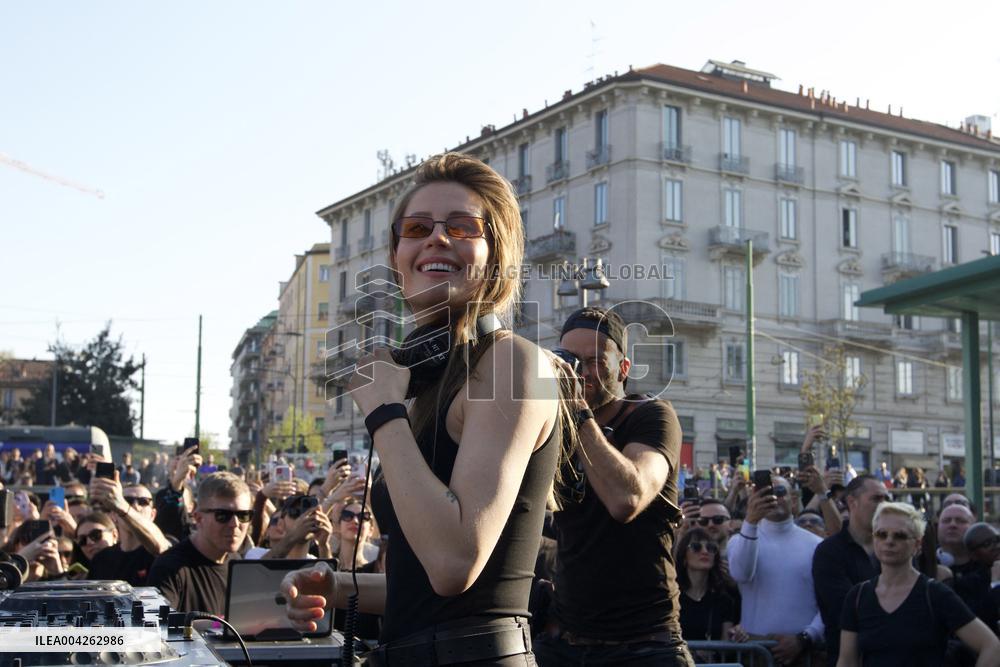 Charlotte De Witte Performs Free Outdoor Set - Milan