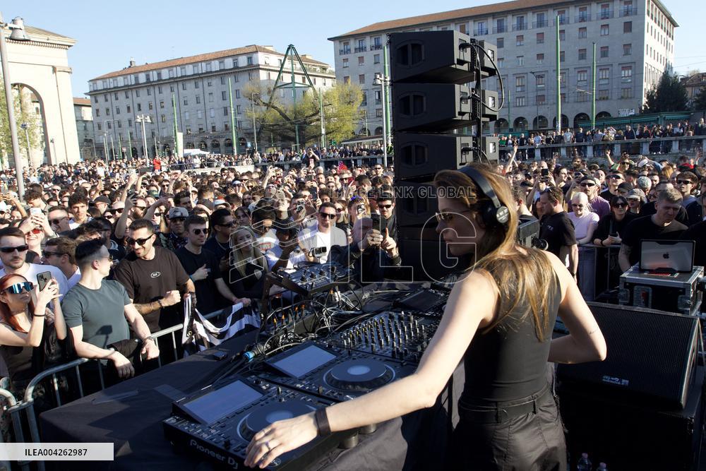 Charlotte De Witte Performs Free Outdoor Set - Milan