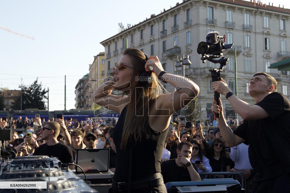 Charlotte De Witte Performs Free Outdoor Set - Milan