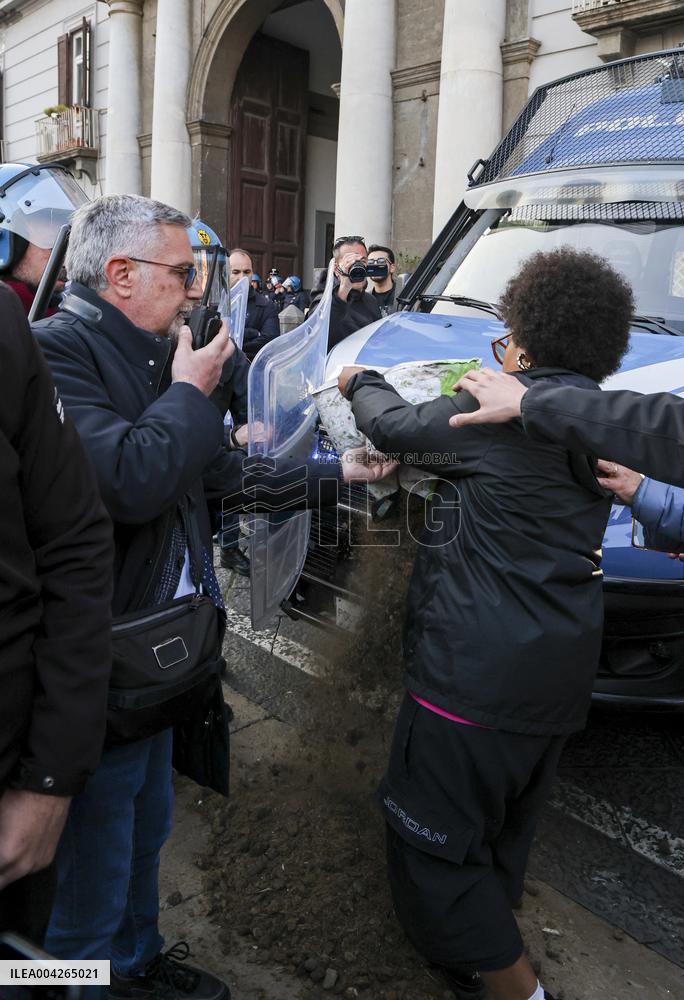 Protesters Leave Manure at Naples Prefecture - Naples