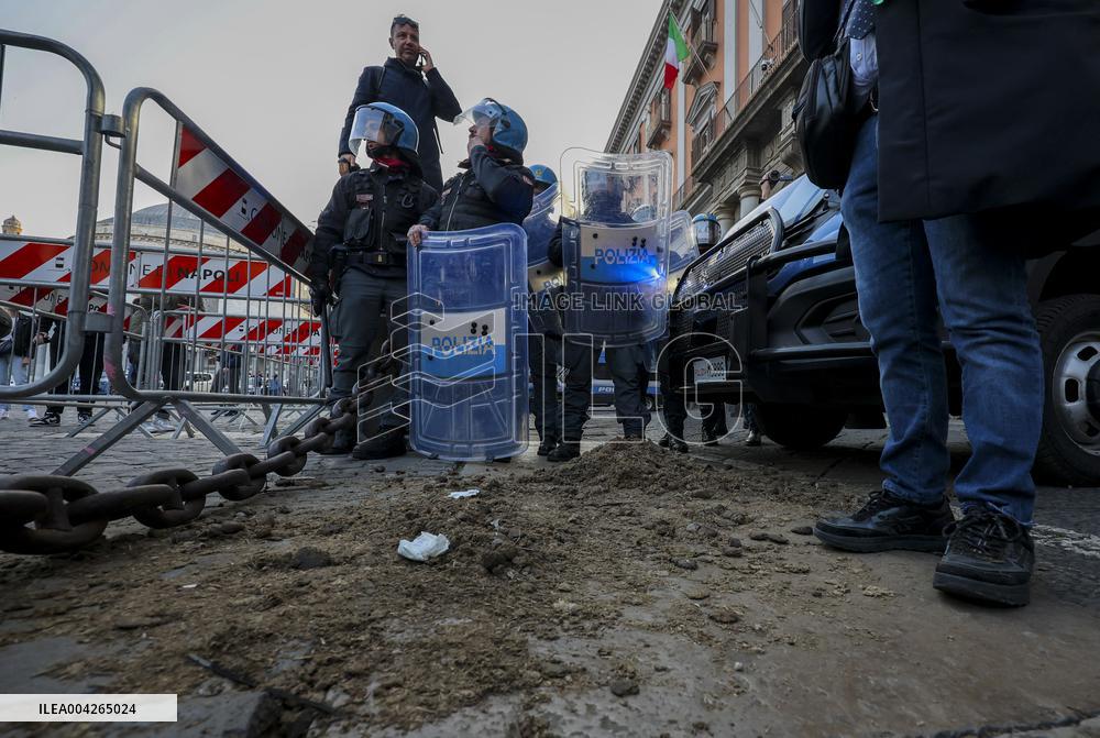 Protesters Leave Manure at Naples Prefecture - Naples