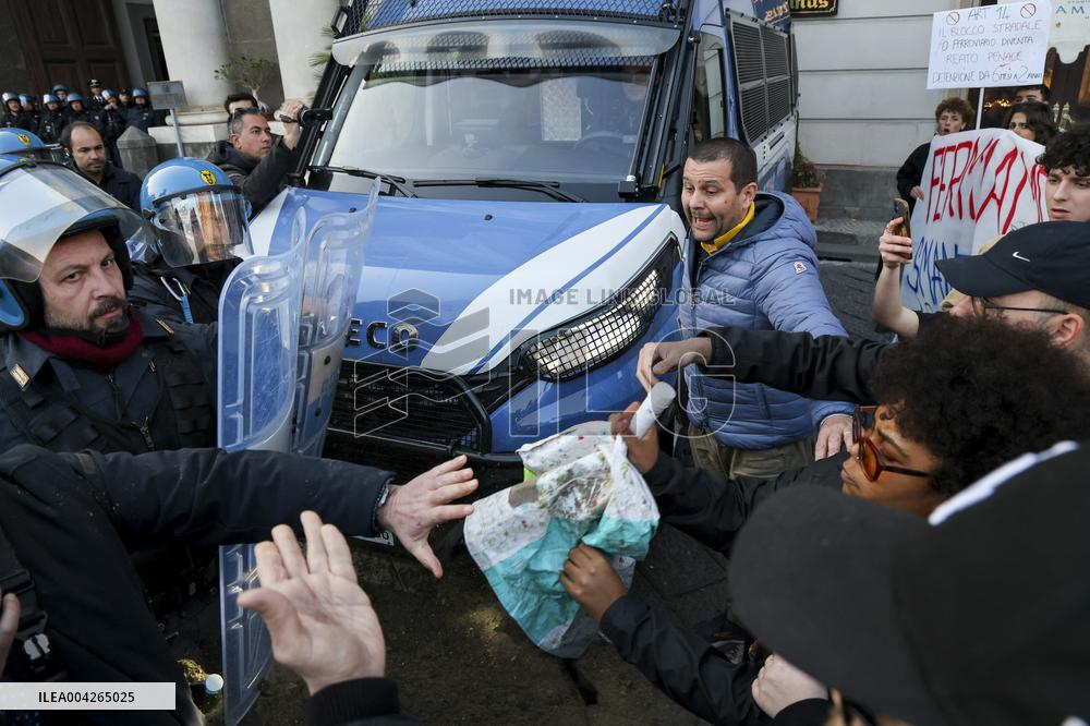 Protesters Leave Manure at Naples Prefecture - Naples