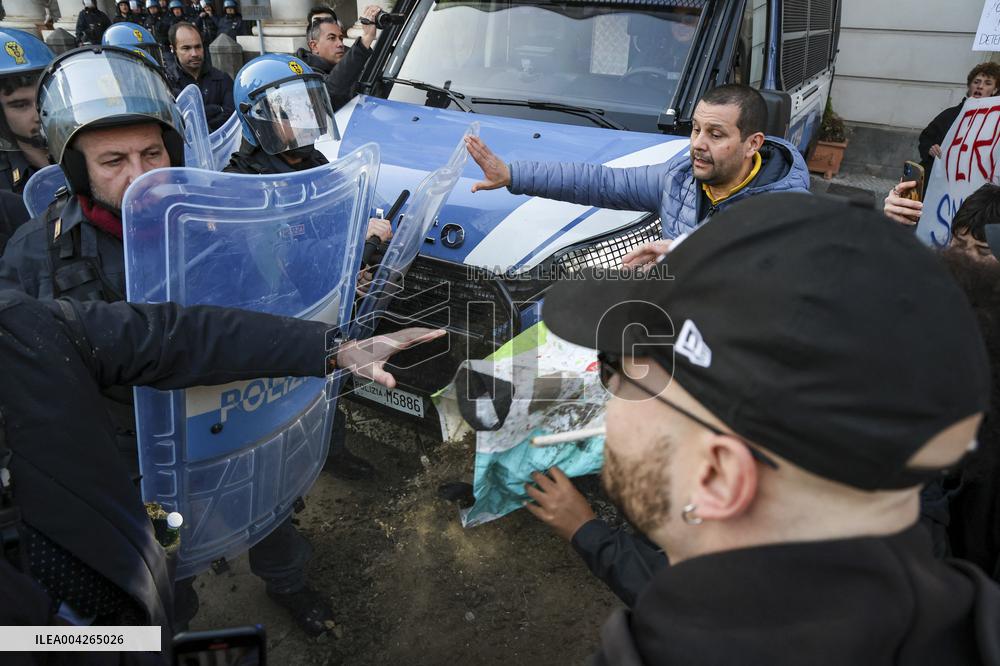 Protesters Leave Manure at Naples Prefecture - Naples