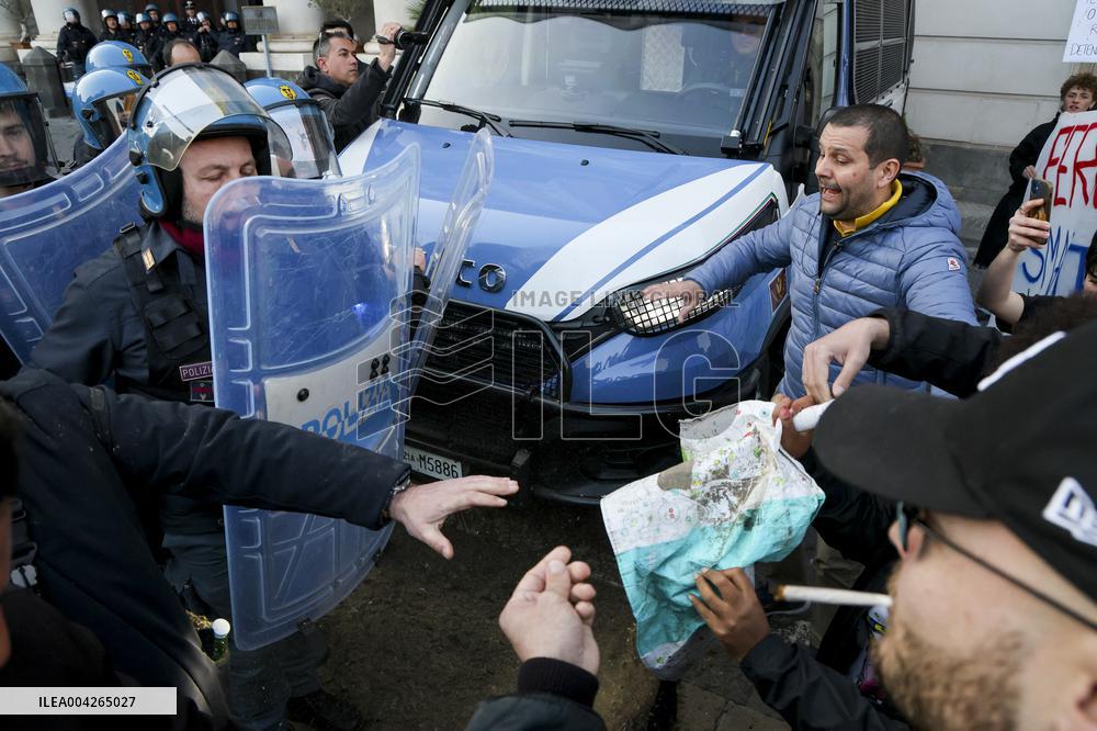 Protesters Leave Manure at Naples Prefecture - Naples