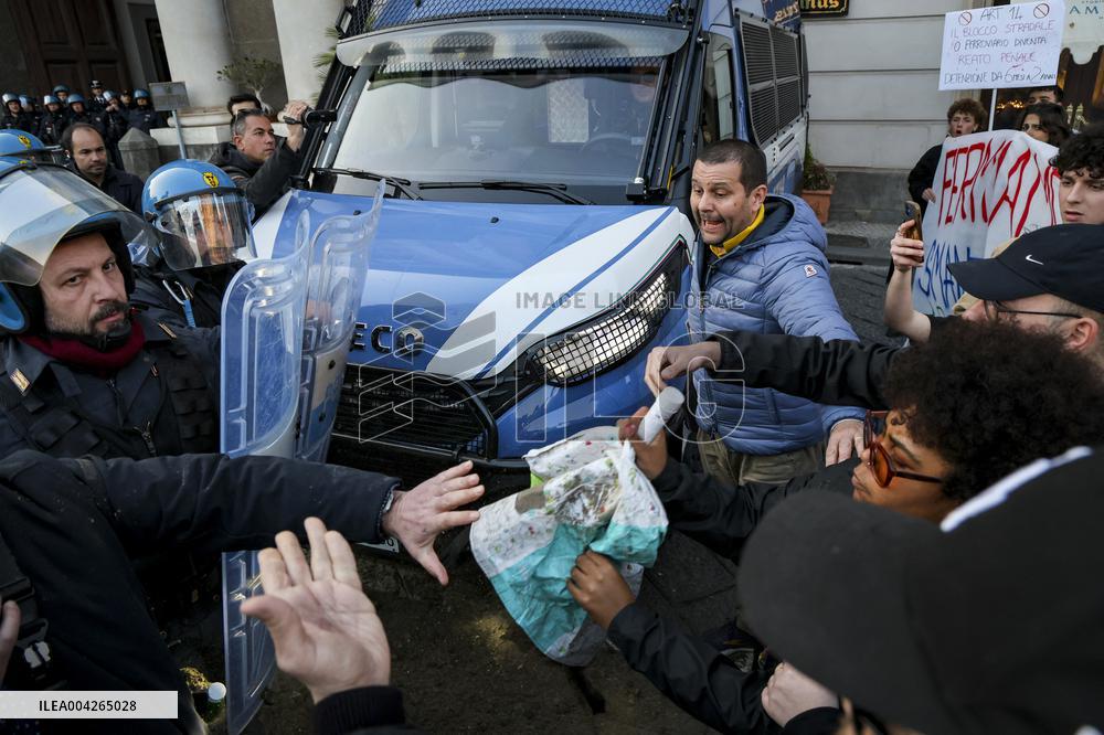 Protesters Leave Manure at Naples Prefecture - Naples