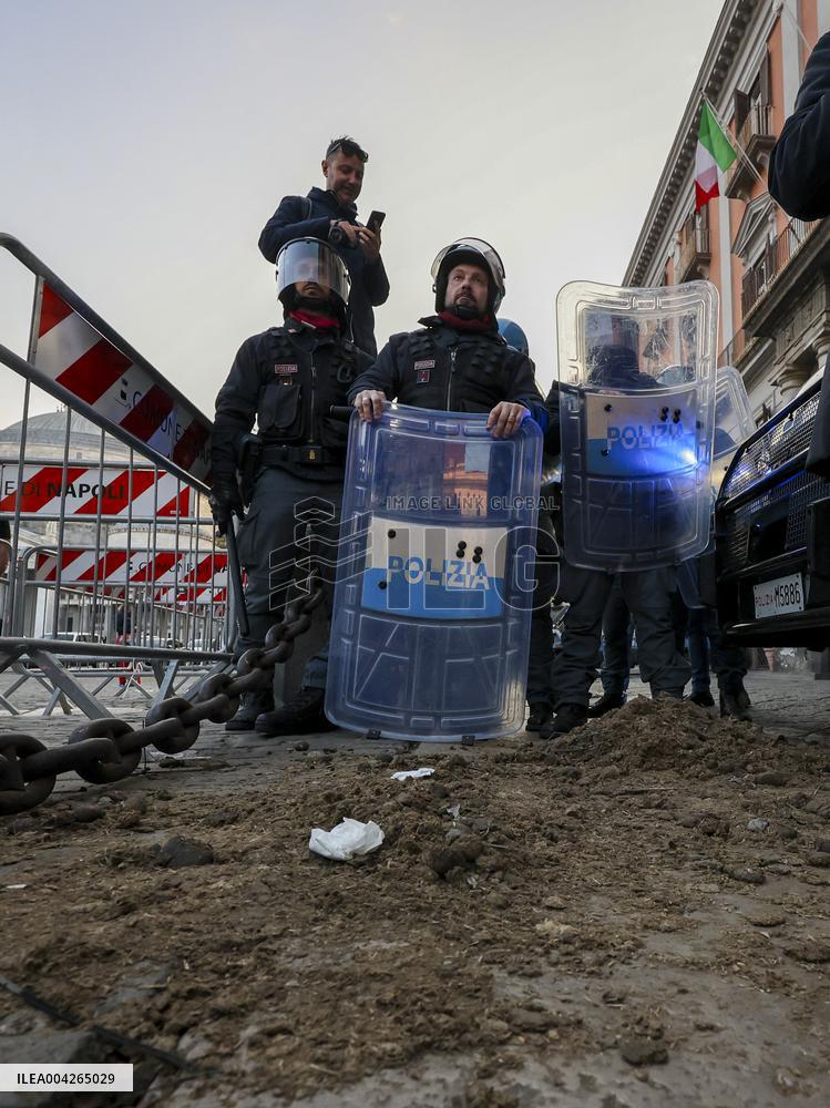 Protesters Leave Manure at Naples Prefecture - Naples