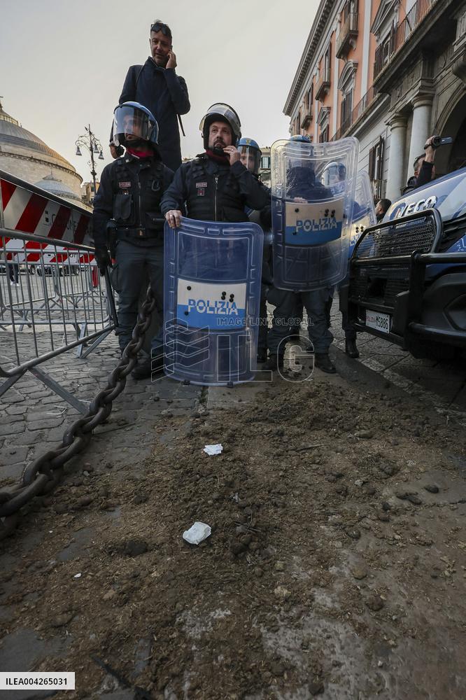 Protesters Leave Manure at Naples Prefecture - Naples