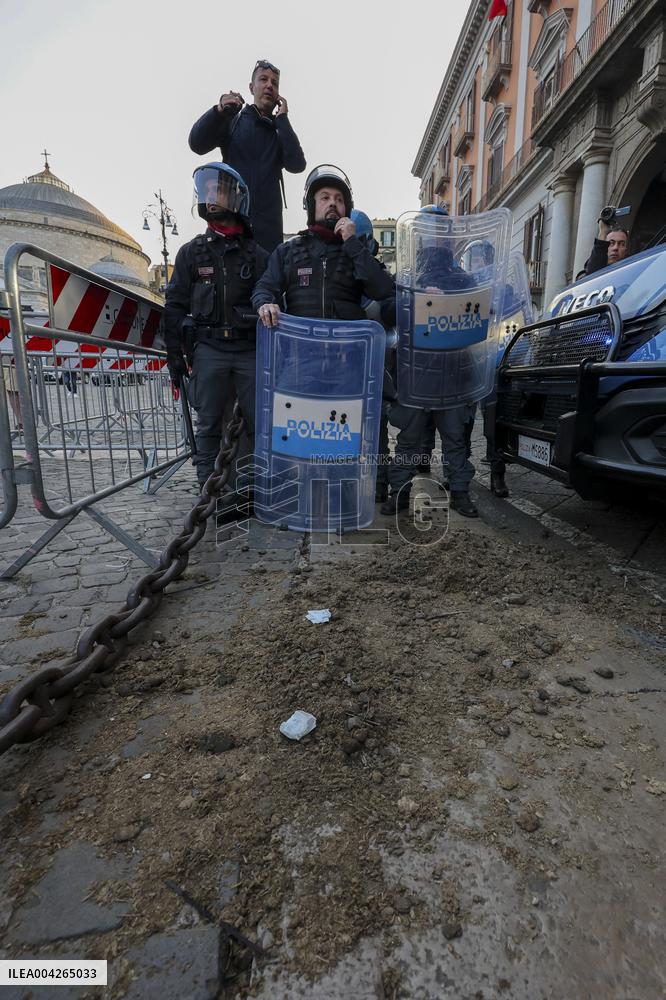 Protesters Leave Manure at Naples Prefecture - Naples