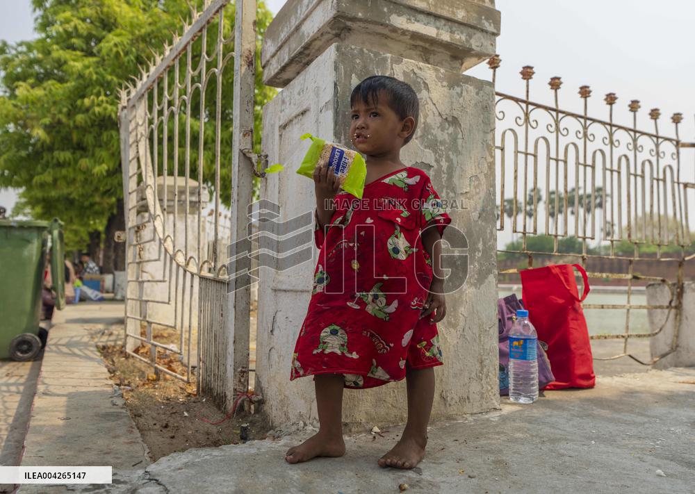 Situation of quake-affected people at a shelter in Mandalay