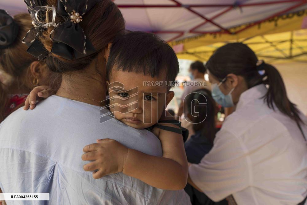 Situation of quake-affected people at a shelter in Mandalay