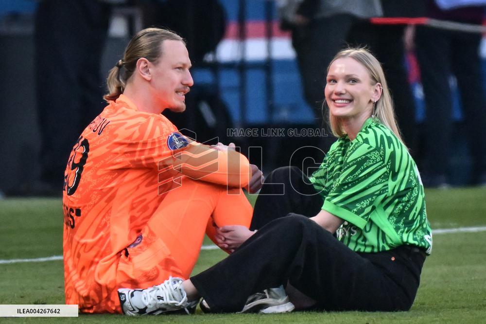 PSG celebrates Ligue 1 winning - FA