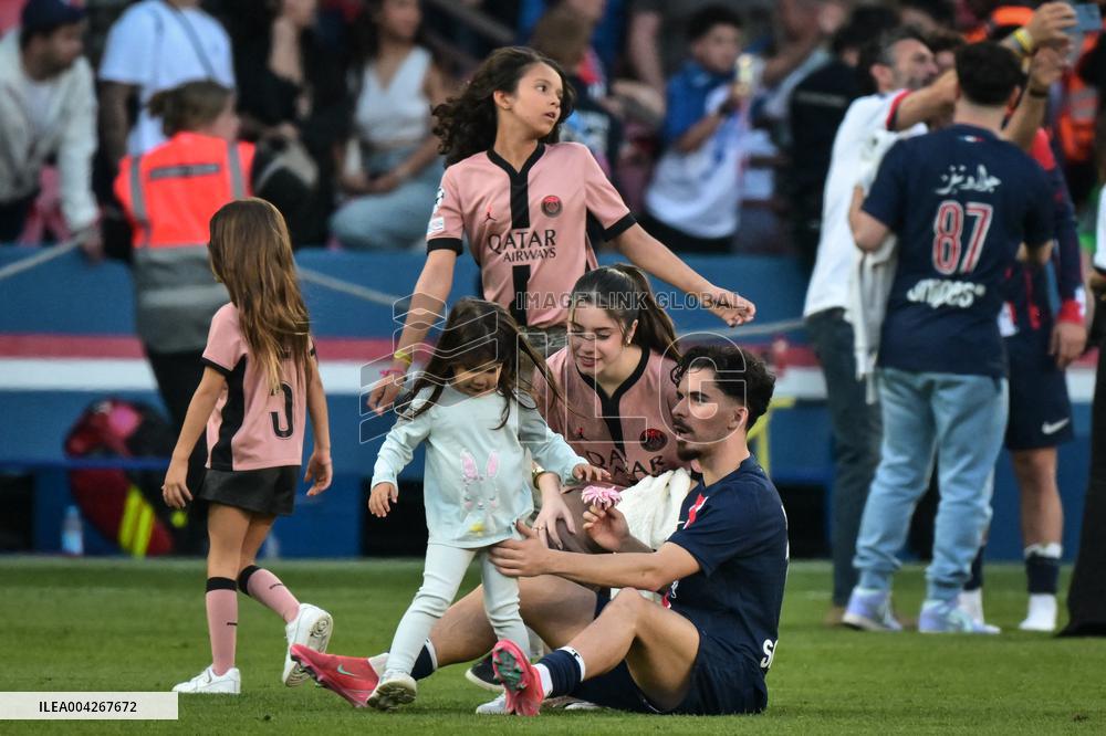 PSG celebrates Ligue 1 winning - FA