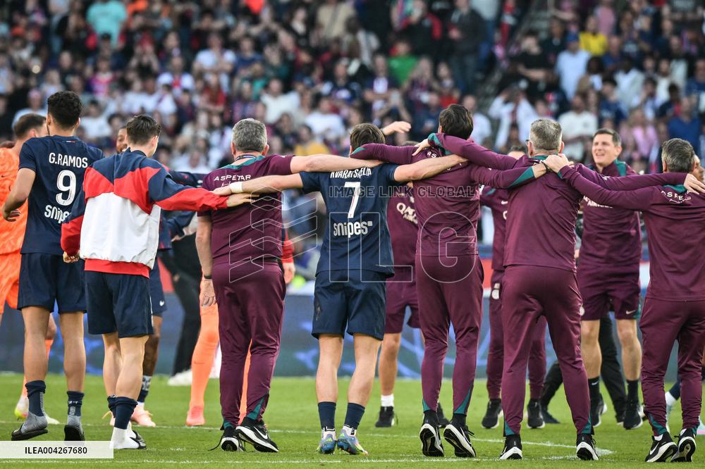 PSG celebrates Ligue 1 winning - FA