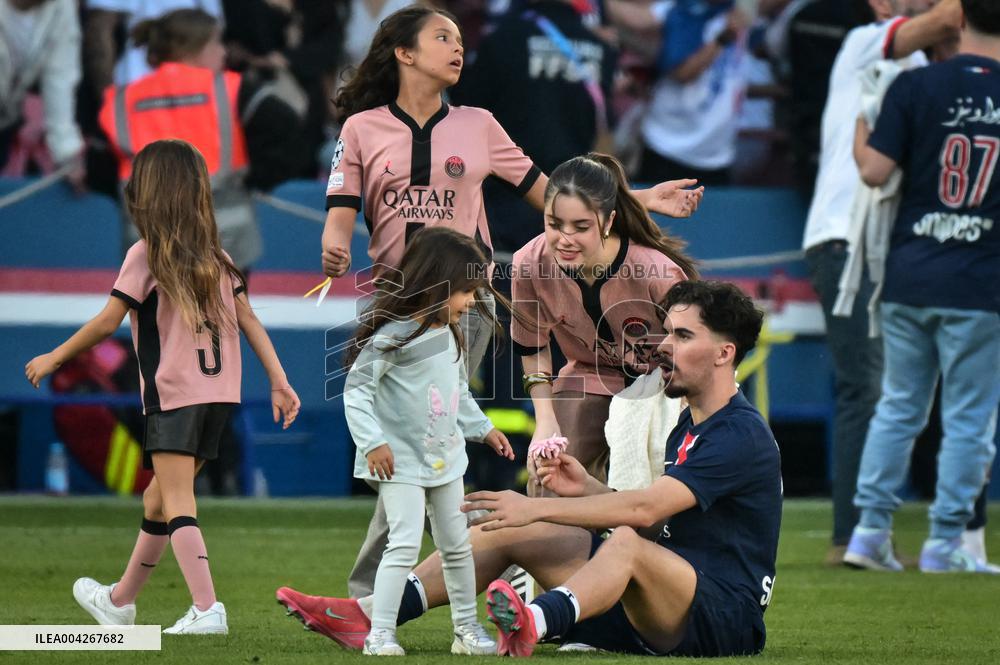 PSG celebrates Ligue 1 winning - FA